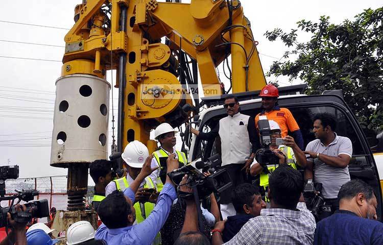 ওবায়দুল কাদের মেট্রোরেল ও এলিভেটেড স্টেশন নির্মাণের বিভিন্ন কার্যক্রমের খোঁজ-খবর নেন। ছবি : বিপ্লব দিক্ষিৎ