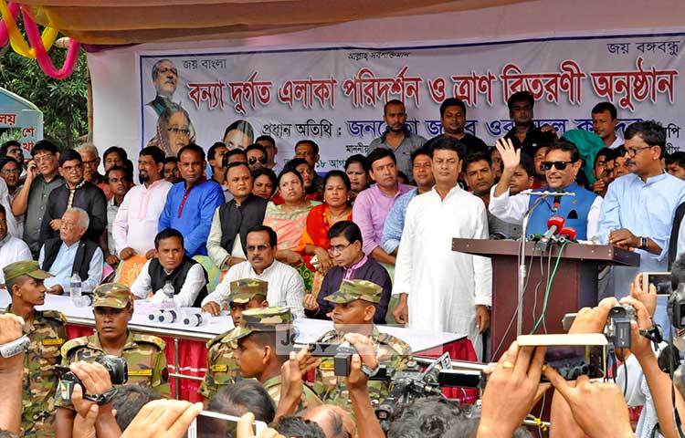 আওয়ামীলীগের সাধারণ সম্পাদক সড়ক পরিবহন ও সেতুমন্ত্রী ওবায়দুল কাদের বন্যার্তদের মাঝে ত্রাণ সামগ্রী বিতরণকালে এক জনসভায় বক্তৃতা করছেন। ছবি : এমদাদুল হক মিলন