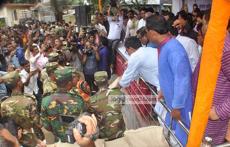 বন্যার্তদের মাঝে ওবায়দুল কাদের ত্রাণ বিতরণ করছেন। ছবি : এমদাদুল হক মিলন