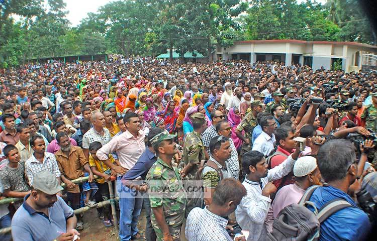ত্রাণ নিতে আসা বানবাসী মানুষের ঢল নেমেছে। শুক্রবার বন্যা কবলিত দিনাজপুর বিরল উপজেলার রঘুপুর উচ্চ বিদ্যালয়, দিনাজপুর-ঢাকা মহাসড়কের সদর উপজেলার ৫ নং ইউনিয়নের পাঁচবাড়ী এলাকায় বন্যায় ক্ষতিগ্রস্থ রাস্তা পরিদর্শন শেষে শহরের কলেজিয়েট স্কুল এন্ড কলেজ ও দশ মাইল মোড়ের আশপাশ এলাকায় ও ত্রাণ বিতরণ করেন ওবায়দুল কাদের। ছবি : এমদাদুল হক মিলন