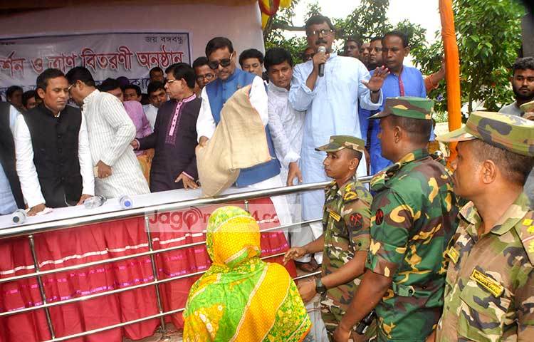 দিনাজপুরে ত্রাণ বিতরণের সময় উপস্থিত ছিলেন, দুর্যোগ ও ত্রাণমন্ত্রী মোফাজ্জল হোসেন চৌধুরী মায়া, আওয়ামীলীগের যুগ্ম সম্পাদক জাহাঙ্গীর কবির নানক, জাতীয় সংসদের হুইপ ইকবালুর রহিম এমপি, আওয়ামীলীগের সাংগঠনিক সম্পাদক  খালিদ মাহমুদ চৌধুরী এমপি প্রমুখ। ছবি : এমদাদুল হক মিলন