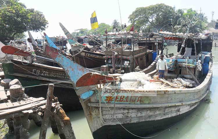 সাগরে মাছ ধরতে যাওয়ার জন্য প্রস্তুত করা হয়েছে এসব ট্রলার। গভীর সমুদ্রে জেলেরা মাছ ধরতে যাবার অপেক্ষায় রয়েছেন। ছবি : হাসান মামুন