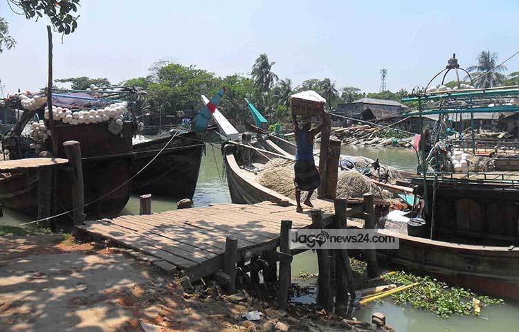 ইলিশ ধরে তা সংরক্ষণের জন্য জেলেরা ট্রলারে বরফ তুলছেন। সব মিলিয়ে পিরোজপুরের জেলের এখন ব্যস্ত সময় পার করছেন। ছবি : হাসান মামুন