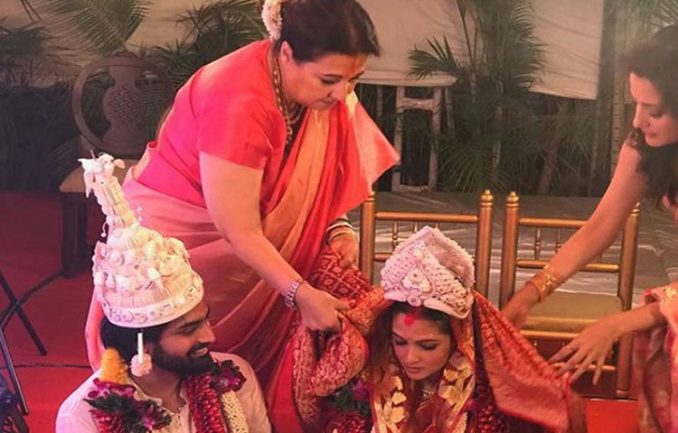 রিয়াকে সিঁদুর পরাচ্ছেন শিবম। পাশে রয়েছেন মা মুনমুন ও বোন রাইমা সেন।