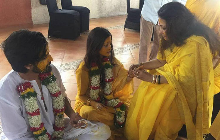 গায়ে হলুদের সময় রিয়াকে গয়না পরিয়ে দিচ্ছেন মা মুনমুন।