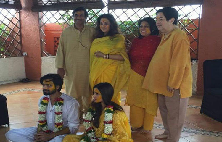 গায়ে হলুদের অনুষ্ঠানে বাবা-মায়ের সঙ্গে রিয়া-শিবম।