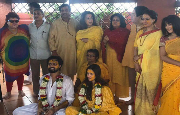 ঘনিষ্ঠ আত্মীয়দের সঙ্গে রিয়া ও শিবম। রয়েছেন ভরত দেববর্মা, মুনমুন সেন, রাইমা সেন।