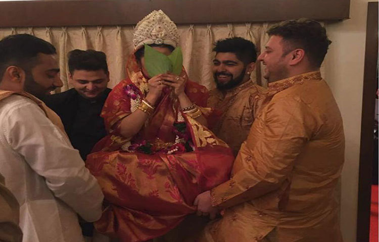 কনের সাজে রিয়া। রিয়া সেনের বিয়ের খবর সামাজিক যোগাযোগ মাধ্যমে প্রকাশের পর তা ভাইরাল হয়ে যায়।