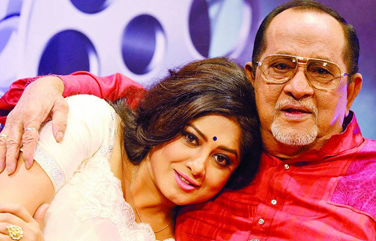 নায়করাজ রাজ্জাকের আশীর্বাদ মাখা স্নেহ স্পর্শ নিচ্ছেন বাংলা চলচ্চিত্রের প্রিয়দর্শিনী নায়িকা মৌসুমী। চলচ্চিত্র সংশ্লিষ্টদের সঙ্গে তিনি আদর্শের বাতিঘর হিসেবে বিবেচিত ছিলেন।