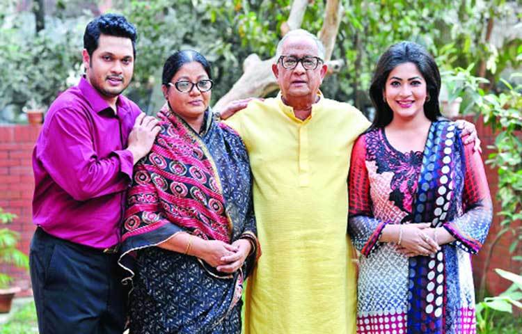 পুত্র সম্রাট, অভিনেত্রী ডলি জহুর, অভিনেত্রী বাঁধনের সঙ্গে নায়করাজ।