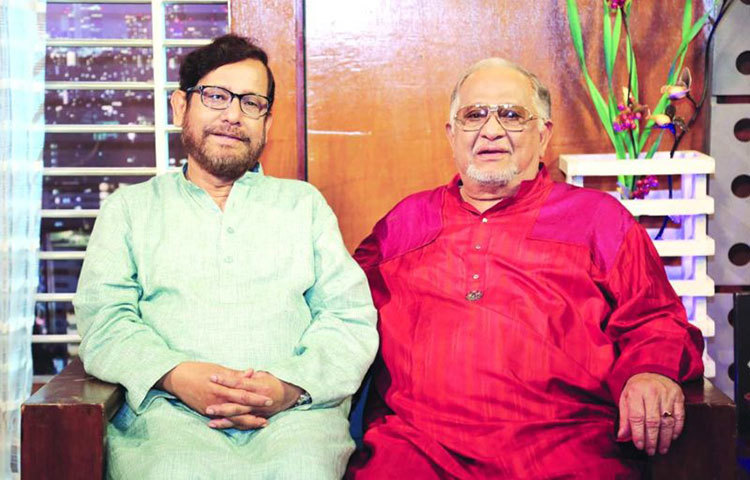 সংস্কৃতি মন্ত্রী আসাদুজ্জামান নূরের সঙ্গে রাজ্জাক। সবাই তাকে এদেশের চলচ্চিত্রের মহীরুহ মনে করতেন। তিনি এখন আমাদের স্মৃতি ঠাঁই নিয়েছেন।