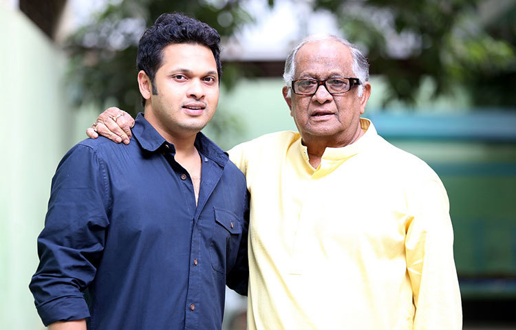 পুত্র সম্রাটের সঙ্গে ক্যামেরাবন্দি রাজ্জাক। পুত্রের কাছে এই এখন শুধু বাবার স্মৃতি বয়ে বেড়াবে।