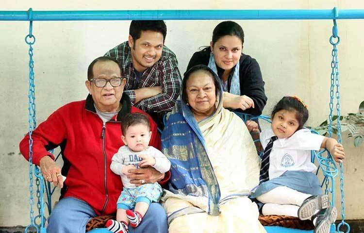 একান্ত পারিবারিক পরিবেশে রাজ্জাক। এই ছবি এখন দেয়ালে শোক ও স্মৃতি বিলাবে।