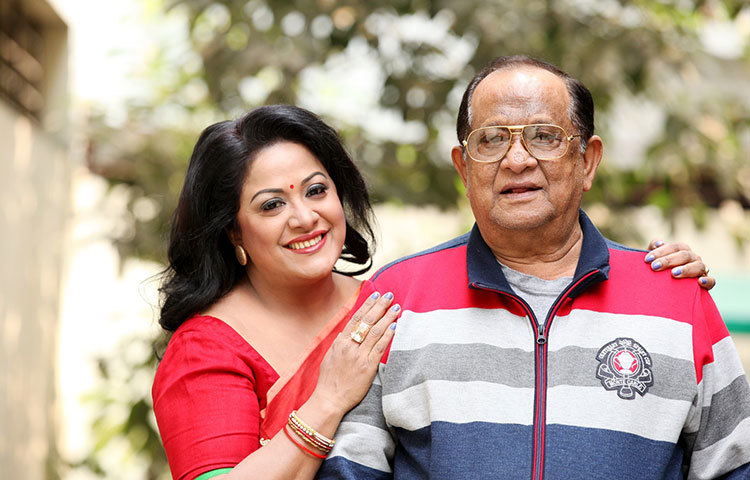 চিত্রনায়িকা অরুণা বিশ্বাসের সঙ্গে হাস্যোজ্জ্বল রাজ্জাক।