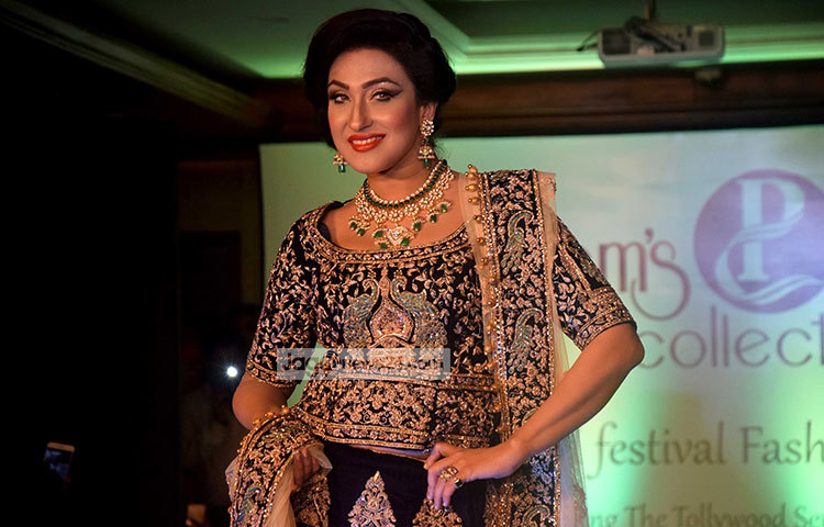 ঝলমলে পোশাকে ঋতুপর্ণা। কলকাতার তুুমুল জনপ্রিয় অভিনেত্রী ঋতুপর্ণা সেনগুপ্ত। ক্যারিয়ারের আড়াই দশক পার করেও ফুরায়নি তার রূপ ও অভিনয়ের জৌলুস। ছবি : মাহবুব আলম