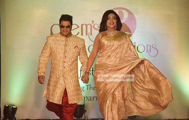 দেশসেরা কোরিওগ্রাফারের নির্দেশনায় ফ্যাশন শোতে ট্র্যাডিশনাল শাড়ি পরে আবহমান বাংলার নানা রূপ তুলে ধরবেন টলিউড সুপারস্টার ঋতুপর্ণা সেনগুপ্ত। ফেরদৌস পরেছেন শেরওয়ানী। ছবি : মাহবুব আলম