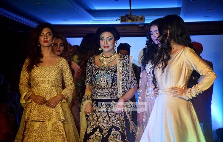 ঋতুর্পণার সঙ্গে দেশের কয়েকজন মডেলও অংশ নেন এ ফ্যাশন শোতে। ছবি : মাহবুব আলম