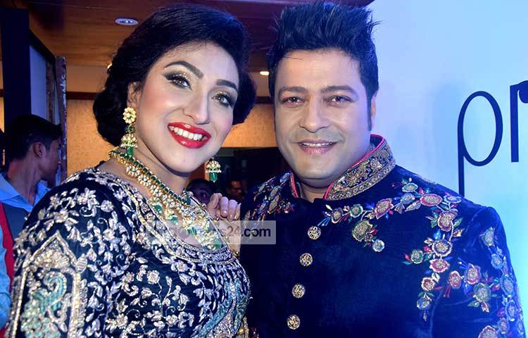 ফ্যাশন শোতে ঋতুপর্ণার সঙ্গে সেলফিবন্দি হয়েছেন ফেরদৌস। ছবি : মাহবুব আলম