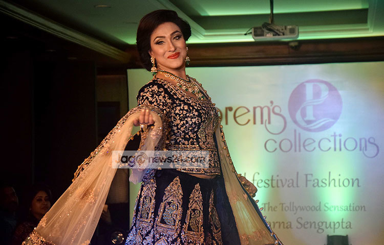 প্রেম’স কালেকশনের ফ্যাশন শোতে অংশ নিতে পেরে ঋতুপর্ণা অনেক আনন্দিত। ছবি : মাহবুব আলম