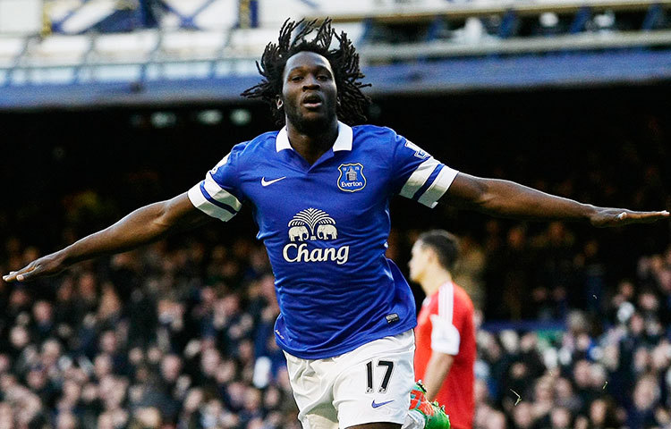 রোমেলু লুকাকু : চলতি মরসুমে ৮ কোটি ৪০ লক্ষ টাকার বিনিময়ে এভার্টন ছেড়ে ম্যানচেস্টার ইউনাইটেডে সই করেন এই বেলজিয়ান ফুটবলার।