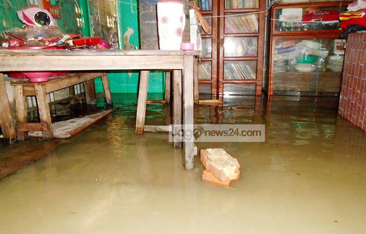 ঘরের মধ্যে পানি উঠে যাওয়ার দৃশ্য। প্রতিদিনই বাড়ছে পানিবন্দি মানুষের সংখ্যা। বিশুদ্ধ খাবার পানি ও ওষুধ সংকটে ভুগছে সিরাজগঞ্জের মানুষ। ছবি : ইউসুফ দেওয়ান রাজু