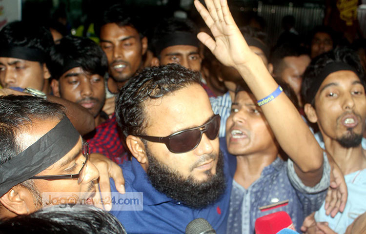 ২০ জুলাই শাহবাগে আন্দোলনে গিয়ে ‘পুলিশের ছোড়া কাঁদানে গ্যাসের শেলের’ আঘাতে আহত রাজধানীর তিতুমীর কলেজের ছাত্র সিদ্দিকুর রহমান শুক্রবার বেলা সোয়া তিনটার দিকে ভারতের চিকিৎসা শেষে দেশে ফেরেন। ছবি : বিপ্লব দিক্ষিৎ