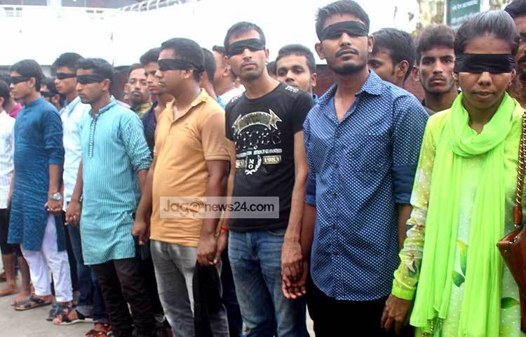 সিদ্দিকুরকে বিমানবন্দরে স্বাগত জানাতে আসা সহপাঠীরা কালো কাপড়ে চোখ বেঁধে ‘দোষী ব্যক্তিদের দৃষ্টান্তমূলক শাস্তি চাই’ বলে স্লোগান দেন। ছবি : বিপ্লব দিক্ষিৎ