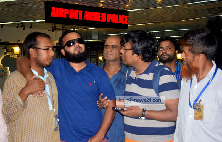 সিদ্দিকুর মালদ্বীপ এয়ারলাইনসের একটি ফ্লাইটে ঢাকার হজরত শাহজালাল আন্তর্জাতিক বিমানবন্দরে নামেন। এ সময় সঙ্গে ছিলেন তার বড় ভাই নায়েব আলী। ছবি : মাহবুব আলম