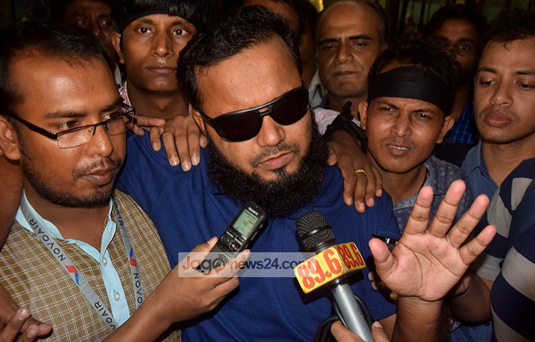 গণমাধ্যমের সঙ্গে কথা বলছেন সিদ্দিকুর। তার আগমন উপলক্ষে সাংবাদিকরা বিমানবন্দরে ভিড় করেছিলেন। ছবি : মাহবুব আলম