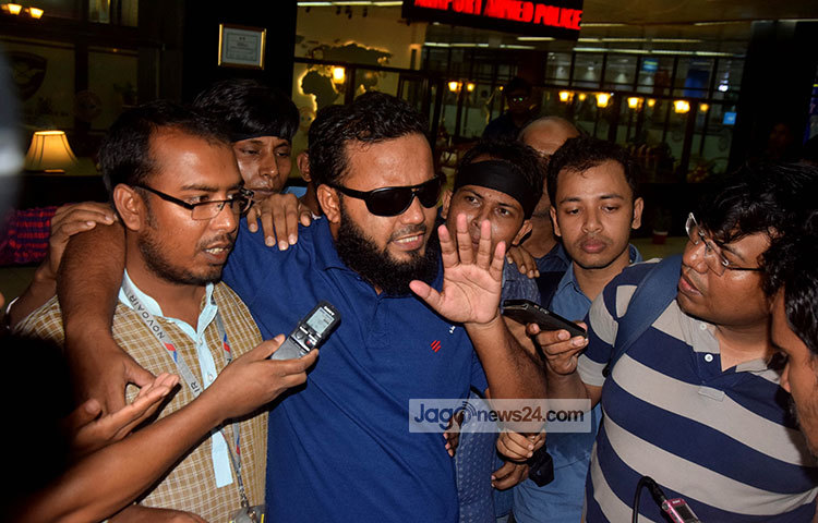 বিমানবন্দরে নেমে সাংবাদিকদের সিদ্দিকুর রহমান বলেন, ‘আমার রক্ত, আমার চোখ অবশ্যই সার্থক হবে, যদি সাত কলেজে লেখাপড়ার স্বাভাবিক অবস্থা ফিরে আসে। আমি তাই চাই।’ ছবি : মাহবুব আলম