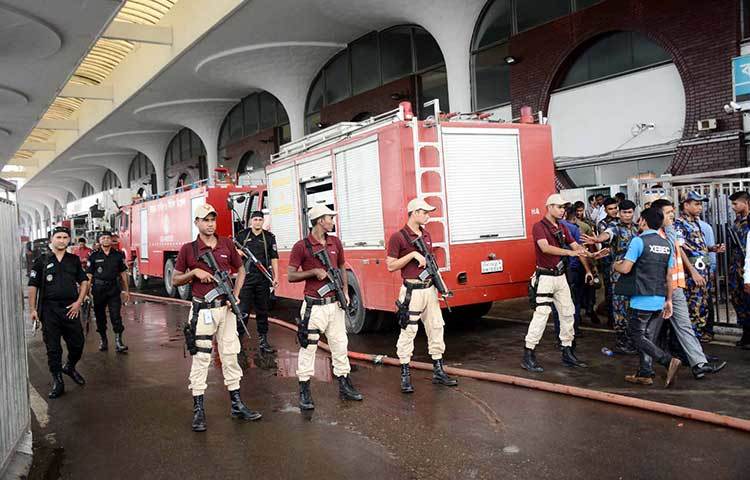 হযরত শাহজালাল আন্তর্জাতিক বিমানবন্দরের মূল ভবনের তৃতীয় তলায় লাগা আগুন দুই ঘণ্টা চেষ্টার পর নিয়ন্ত্রণে এসেছে। অগ্নিকাণ্ডের পর সেখানের নিরাপত্তা জোরদার করা হয়। ছবি : বিপ্লব দিক্ষিৎ