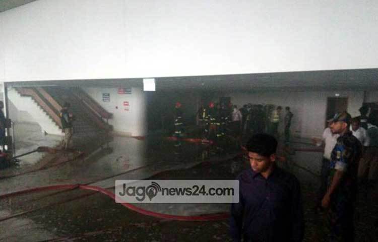 আগুন নিয়ন্ত্রণে প্রাণপণ চেষ্টা করছে দমকল বাহিনীর কর্মীরা। ছবি : বিপ্লব দিক্ষিৎ