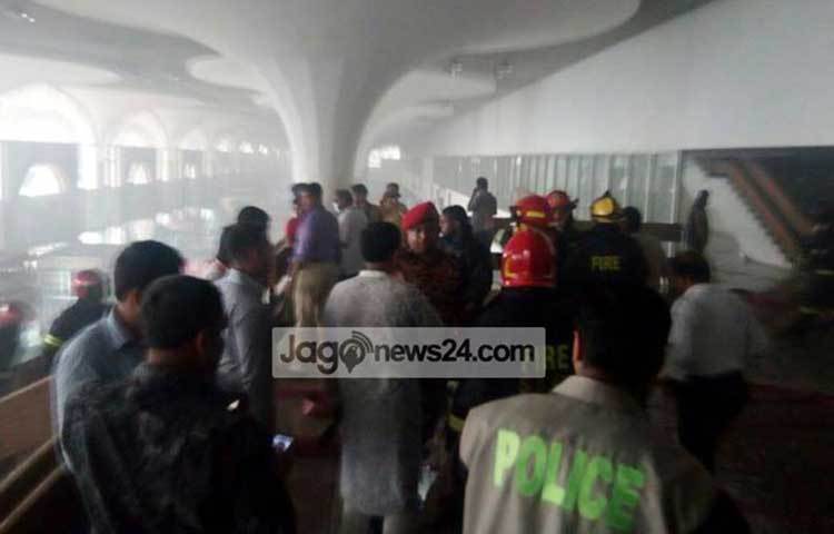 দুপুর সাড়ে ৩টায় ফায়ার কন্ট্রোল রুমের ডিউটি অফিসার পলাশ চন্দ্র মোদক আগুন নিয়ন্ত্রণের বিষয়টি নিশ্চিত করেছেন। ছবি : বিপ্লব দিক্ষিৎ