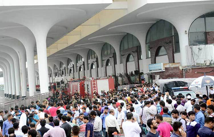 আজ শাহজালাল আন্তর্জাতিক বিমানবন্দরে অগ্নিকাণ্ডের ফলে যাত্রীরা আটকে পড়েছে। ছবি : বিপ্লব দিক্ষিৎ