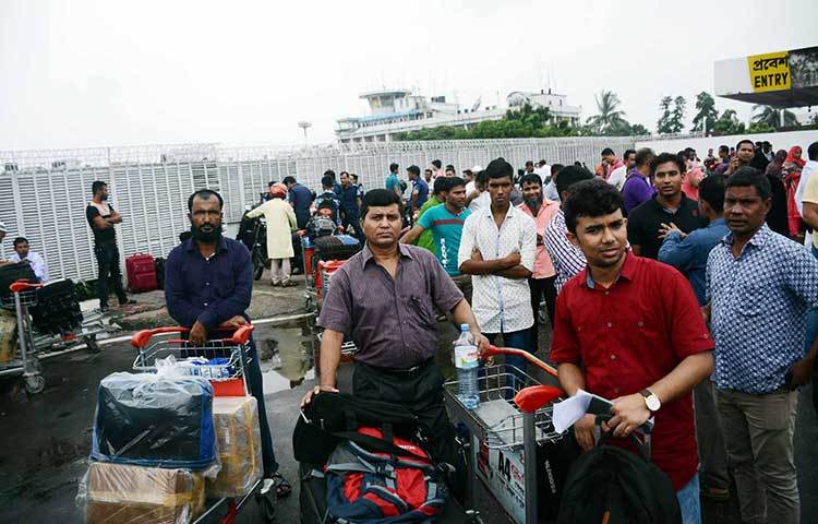 বিদেশগামী যাত্রীরা অগ্নিকাণ্ডের ঘটনা উদ্বিগ্ন হয়ে পড়েন। সরেজমিনে দেখা গেছে, অনেক যাত্রী বিমানবন্দরে অধীর আগ্রহে অপেক্ষা করছেন। কখন আবার ফ্লাইট চলাচল শুরু হয় সেই আশাতে আছেন। ছবি : বিপ্লব দিক্ষিৎ