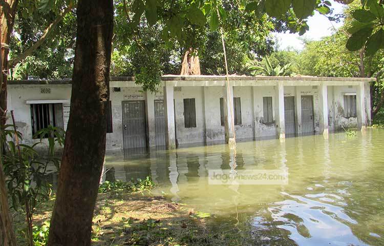 বন্যার পানি বিদ্যালয়ে প্রবেশ করায় শরীয়তপুরের নড়িয়া ও জাজিরা উপজেলার ২৫৯টি সরকারি প্রাথমিক বিদ্যালয়ে পরীক্ষা স্থগিত করা হয়েছে। ছবি : মো. ছগির হোসেন