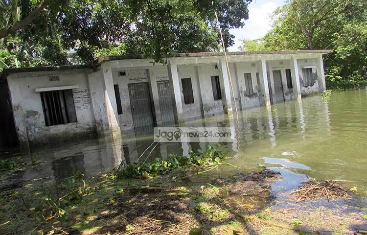 শরীয়তপুরের দুই উপজেলায় ৭০টি বিদ্যালয়ের ক্লাসরুম, মাঠসহ অফিস কক্ষ বন্যার পানিতে তলিয়ে যাওয়ার কারণে সাময়িকভাবে ক্লাস ও পরীক্ষা বন্ধ আছে। ছবি : মো. ছগির হোসেন