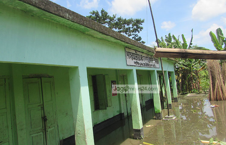 এই স্কুলের বারান্দায় পানি উঠে গেছে। স্কুল বন্ধ থাকলেও প্রতিটি বিদ্যালয়ের অফিস কার্যক্রম চালু রাখা হয়েছে। ছবি : মো. ছগির হোসেন