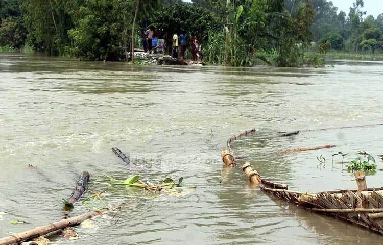 পানি কমতে শুরু করলেও সিরাজগঞ্জের ৫টি উপজেলার পানিবন্দি লাখ লাখ মানুষ এখন বিশুদ্ধ খাবার পানি ও ওষুধ সংকটে দুর্বিষহ জীবনযাপন করছেন। ছবি : ইউসুফ দেওয়ান রাজু