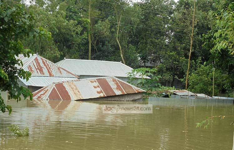 সিরাজগঞ্জের এসব গ্রামের পানি ধীরে ধীরে কমতে শুরু করেছে। ছবি : ইউসুফ দেওয়ান রাজু
