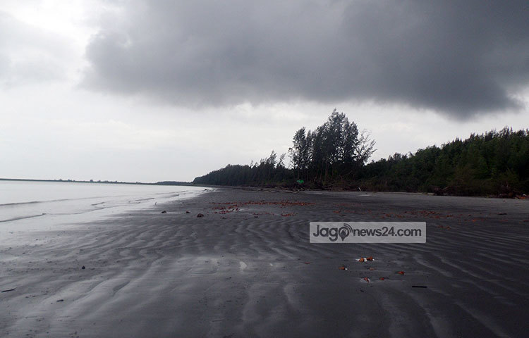 সোনারচর নামটিই বলে দেয়, প্রকৃতি এখানে আপন হাতে সৌন্দর্য বিলিয়েছে। রুপালি বালির উপর ওখানে সারাক্ষণ ছুটছে লাল কাঁকড়া। ছবি : মহিব্বুল্লাহ্ চৌধুরী