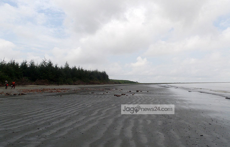 দিনের আলোতে সোনারচরকে দূর থেকে দেখে মনে হয় কোনো শিল্পীর হাতে আঁকা নিপুণ ছবি। সমুদ্র সৈকত আর একই জায়গায় দাঁড়িয়ে সূর্যাস্ত এবং সূর্যোদয় দেখা যায়। ছবি : মহিব্বুল্লাহ্ চৌধুরী
