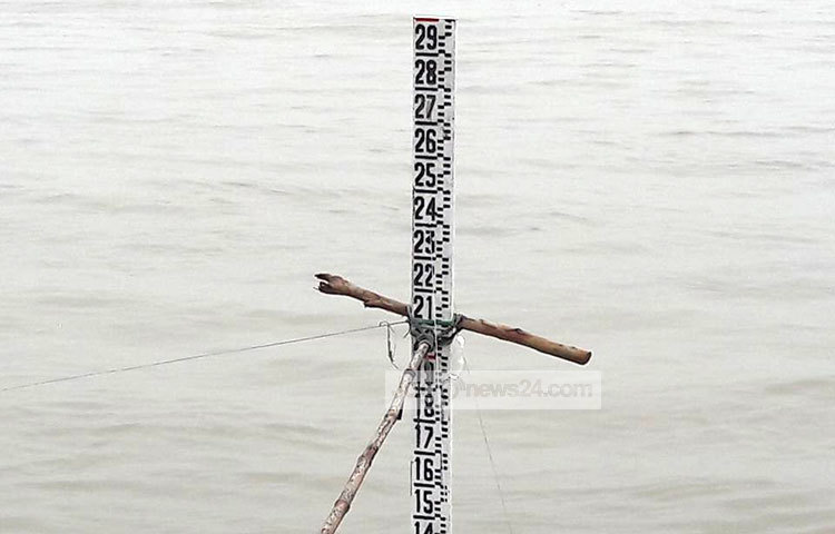 সিরাজগঞ্জ পয়েন্টে যমুনা নদীর পানি বিপদসীমার ৯৬ সেন্টিমিটার উপরে দিয়ে প্রবাহিত হচ্ছে। আবারো নতুন নতুন গ্রাম প্লাবিত হচ্ছে। ভারি বৃষ্টি ও উজান থেকে নেমে আসা পাহাড়ি ঢলে যমুনা নদীতে পানি বেড়েই চলেছে। ছবি : ইউসুফ দেওয়ান রাজু