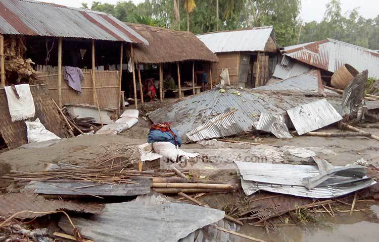 বন্যার পানি নামতে শুরু করেছে। বন্যার পানিতে ঘরের ভিটার মাটি গলে ঘর ভেঙ্গে পড়েছে। সীমাহীন দুর্ভোগের মধ্যে পড়েছে লালমনিরহাট জেলার বানবাসী মানুষ। ছবি : রবিউল হাসান