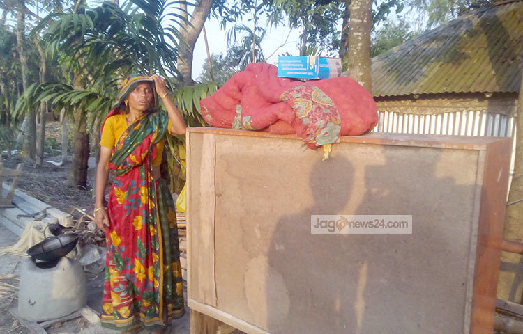 বন্যার্ত এই নারী খোল আকাশের নীচে রান্নার প্রস্তুতি নিচ্ছেন। বন্যায় সব হারিয়ে তিনি অসহায় দৃষ্টিতে তাকিয়ে আছেন। ছবি : রবিউল হাসান