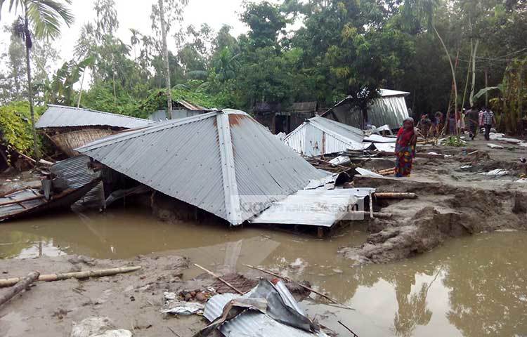 বন্যায় সম্পূর্ণভাবে ২৫০টি পরিবারের বাড়ি-ঘর ক্ষতিগ্রস্ত হয়েছে। আংশিকভাবে ক্ষতিগ্রস্ত পরিবারের সংখ্যা ২ হাজার ৬৫০টি। ছবি : রবিউল হাসান
