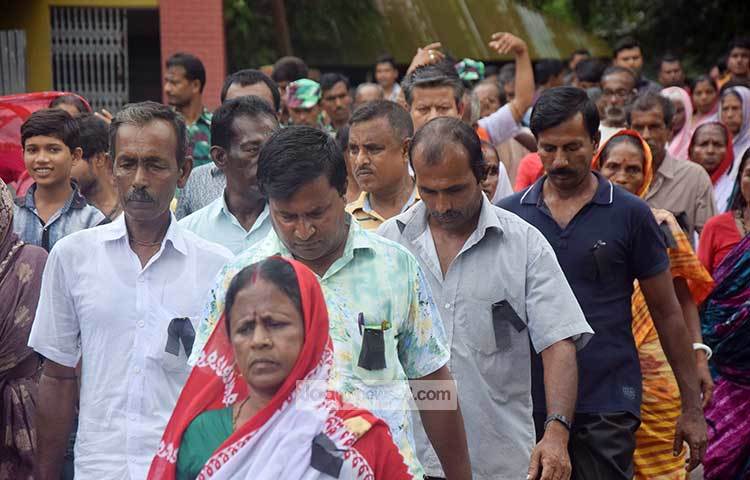 গোপালগঞ্জের টুঙ্গিপাড়ার শত শত শোকার্ত মানুষ জাতির পিতা বঙ্গবন্ধু শেখ মুজিবুর রহমানের সমাধিতে শ্রদ্ধা জানাতে আসছেন। ছবি : মাহবুব আলম