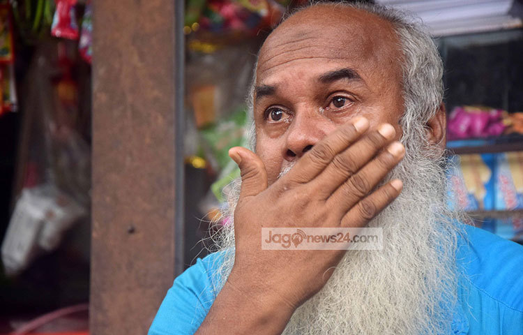 বঙ্গবন্ধুর স্মৃতিচারণ করতে গিয়ে অঝোরে কাঁদছেন টুঙ্গিপাড়ার এই বাসিন্দা। ছবি : মাহবুব আলম