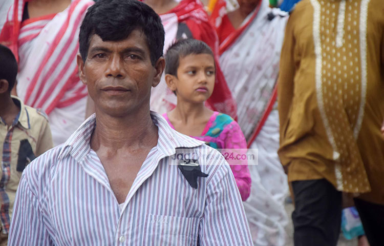 বুকে কালো ব্যাচ ধারণ বঙ্গবন্ধুর মাজারে অগণন মানুষ শ্রদ্ধা জানাতে আসছেন। আপনজন হারানোর কান্না এখন টুঙ্গিপাড়ার আকাশে-বাতাসে। ছবি : মাহবুব আলম