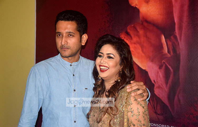 প্রিমিয়ার শোতে জাগো নিউজের ক্যামেরাবন্দি হয়েছে ভাবনা ও ‘ভয়ংকর সুন্দর’ ছবিতে তার বিপরীতে অভিনয় করা নায়ক কলকাতার পরমব্রত। ছবি : মাহবুব আলম